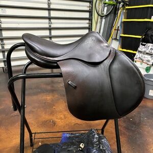 DEVOUCOUX jumping saddle 15-16 inches